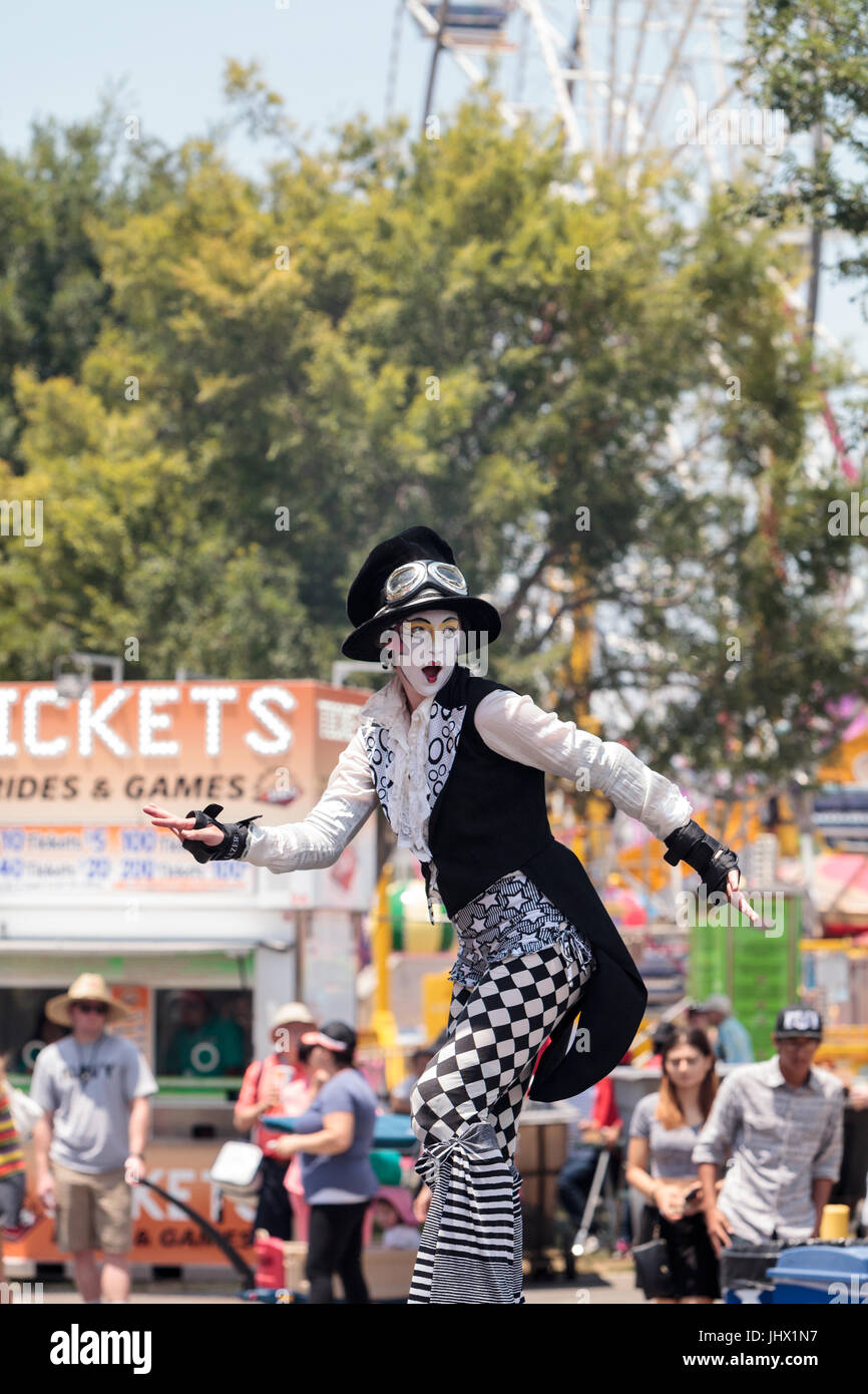 Costa Mesa, CA, USA - Le 14 juillet 2017 : Chevaliers Dragons steampunk échassiers effectuer à l'Orange County Fair à Costa Mesa, CA le 16 juillet 2016. Modifier Banque D'Images
