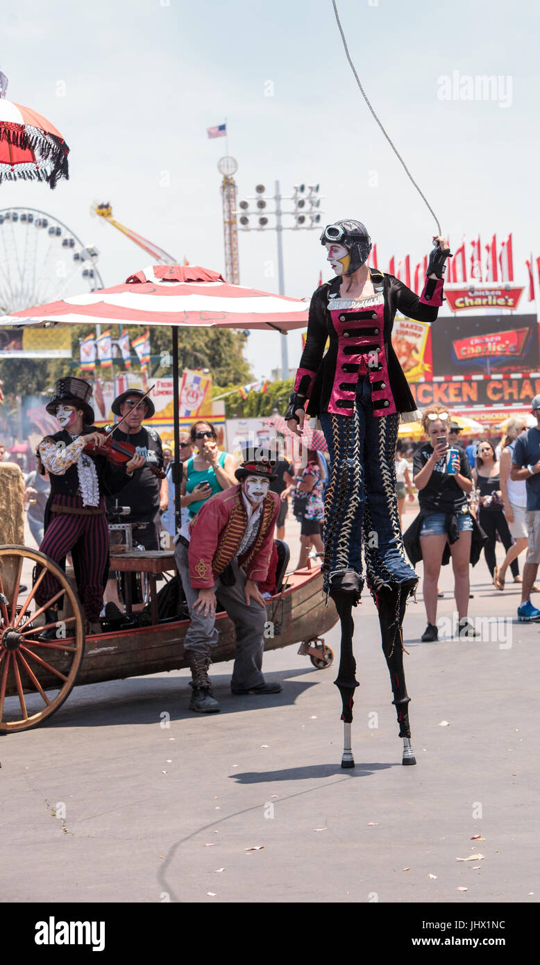 Costa Mesa, CA, USA - Le 14 juillet 2017 : Chevaliers Dragons steampunk échassiers effectuer à l'Orange County Fair à Costa Mesa, CA le 16 juillet 2016. Modifier Banque D'Images