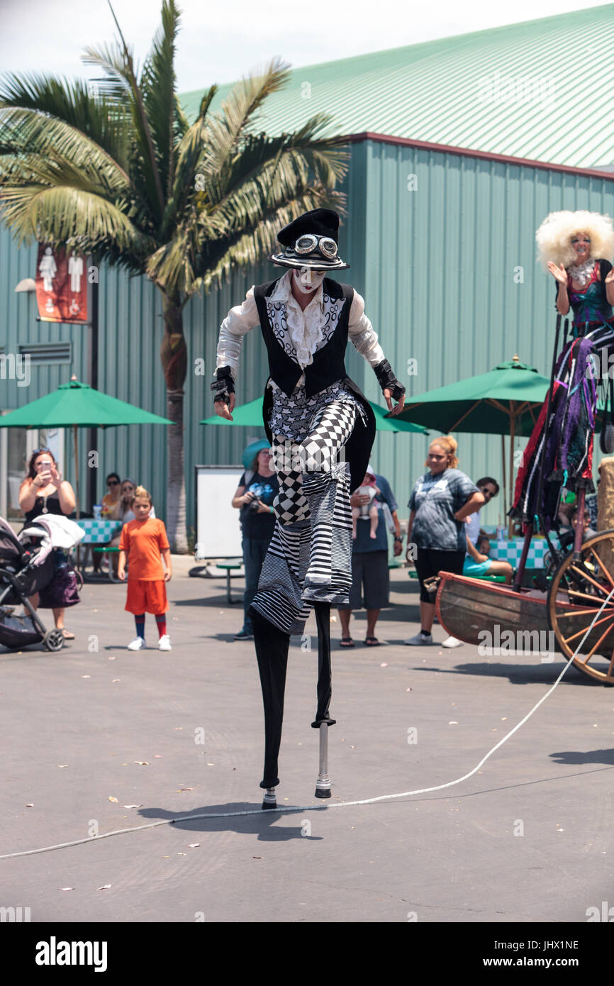 Costa Mesa, CA, USA - Le 14 juillet 2017 : Chevaliers Dragons steampunk échassiers effectuer à l'Orange County Fair à Costa Mesa, CA le 16 juillet 2016. Modifier Banque D'Images
