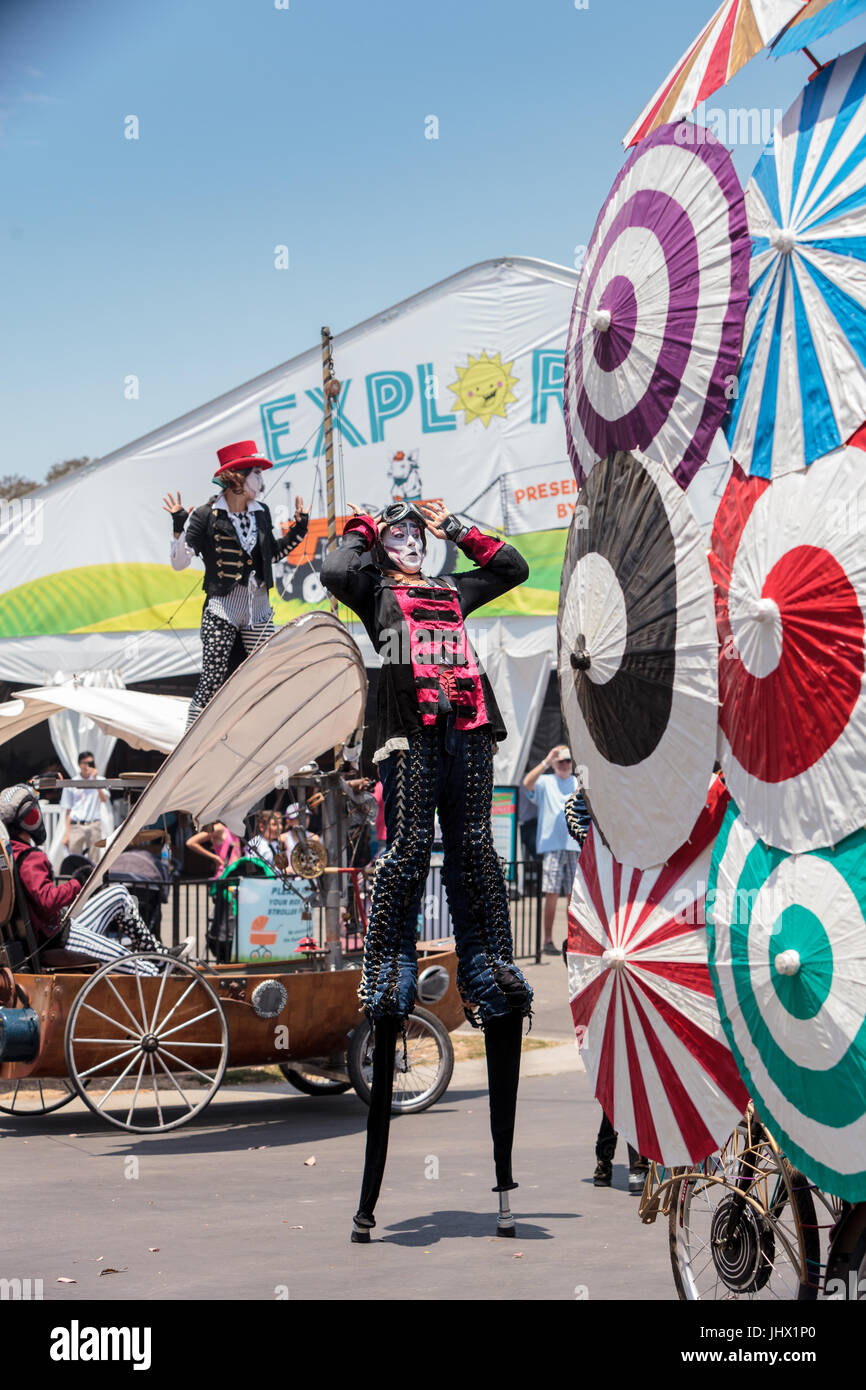 Costa Mesa, CA, USA - Le 14 juillet 2017 : Chevaliers Dragons steampunk échassiers effectuer à l'Orange County Fair à Costa Mesa, CA le 16 juillet 2016. Modifier Banque D'Images