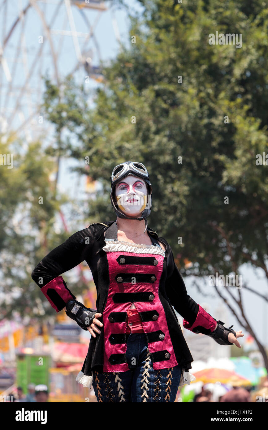 Costa Mesa, CA, USA - Le 14 juillet 2017 : Chevaliers Dragons steampunk échassiers effectuer à l'Orange County Fair à Costa Mesa, CA le 16 juillet 2016. Modifier Banque D'Images