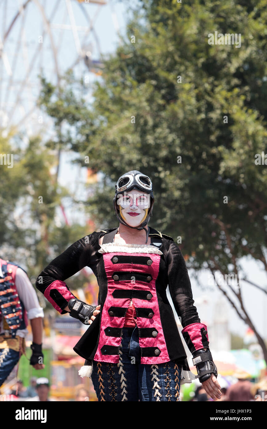 Costa Mesa, CA, USA - Le 14 juillet 2017 : Chevaliers Dragons steampunk échassiers effectuer à l'Orange County Fair à Costa Mesa, CA le 16 juillet 2016. Modifier Banque D'Images