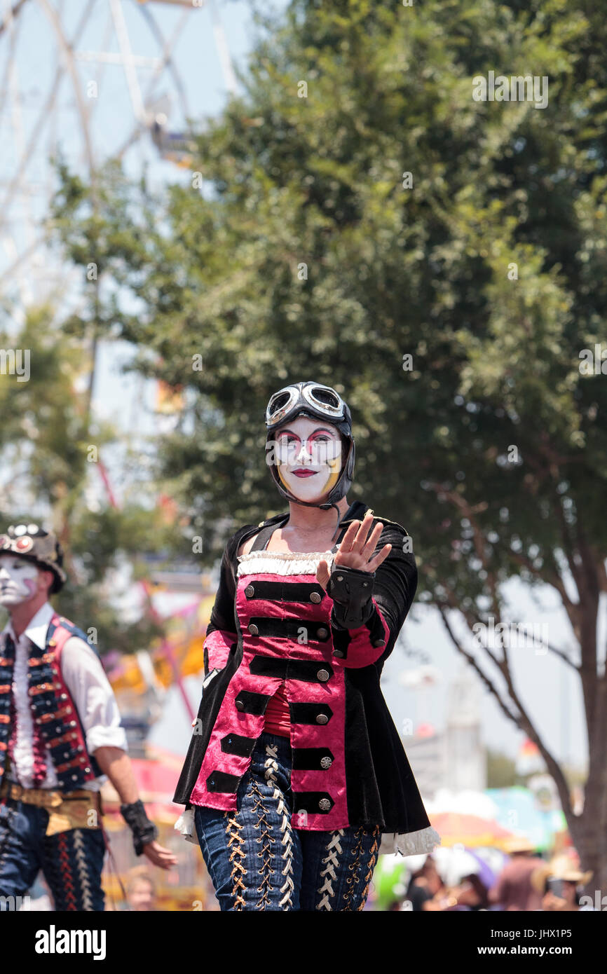 Costa Mesa, CA, USA - Le 14 juillet 2017 : Chevaliers Dragons steampunk échassiers effectuer à l'Orange County Fair à Costa Mesa, CA le 16 juillet 2016. Modifier Banque D'Images