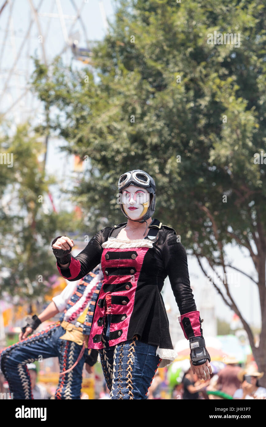 Costa Mesa, CA, USA - Le 14 juillet 2017 : Chevaliers Dragons steampunk échassiers effectuer à l'Orange County Fair à Costa Mesa, CA le 16 juillet 2016. Modifier Banque D'Images