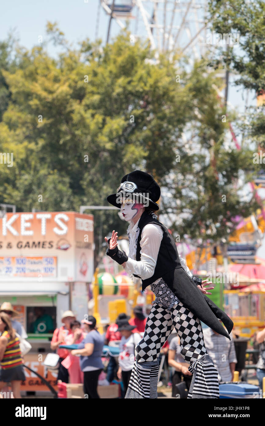 Costa Mesa, CA, USA - Le 14 juillet 2017 : Chevaliers Dragons steampunk échassiers effectuer à l'Orange County Fair à Costa Mesa, CA le 16 juillet 2016. Modifier Banque D'Images