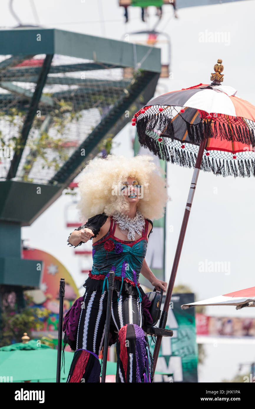 Costa Mesa, CA, USA - Le 14 juillet 2017 : artiste de cirque théâtral Megan Fontaine, partie de mangues et de Dango, effectue avec Chevaliers Dragons steampunk stilt wa Banque D'Images