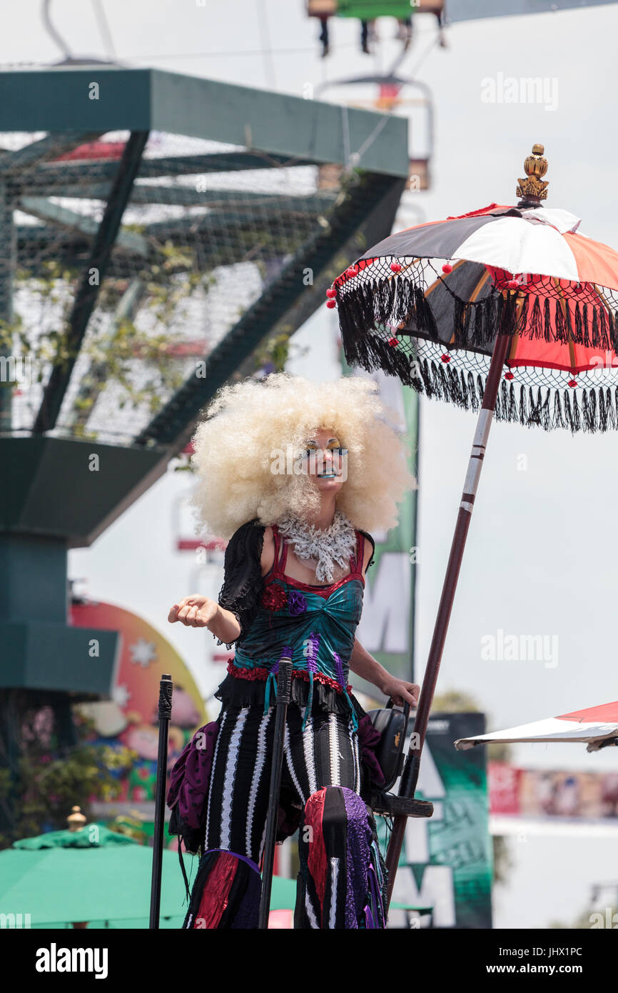 Costa Mesa, CA, USA - Le 14 juillet 2017 : artiste de cirque théâtral Megan Fontaine, partie de mangues et de Dango, effectue avec Chevaliers Dragons steampunk stilt wa Banque D'Images