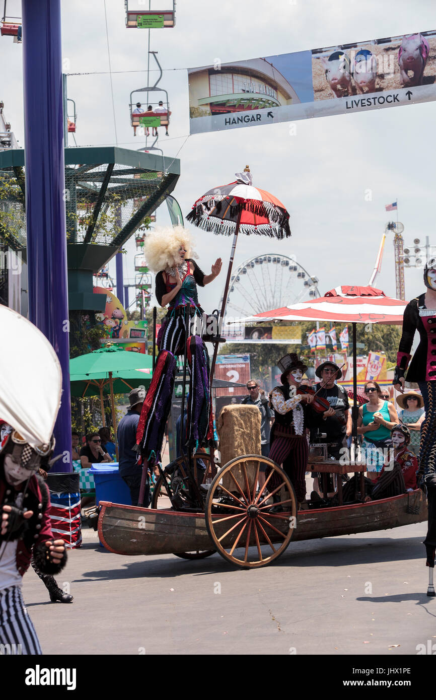 Costa Mesa, CA, USA - Le 14 juillet 2017 : artiste de cirque théâtral Megan Fontaine, partie de mangues et de Dango, effectue avec Chevaliers Dragons steampunk stilt wa Banque D'Images