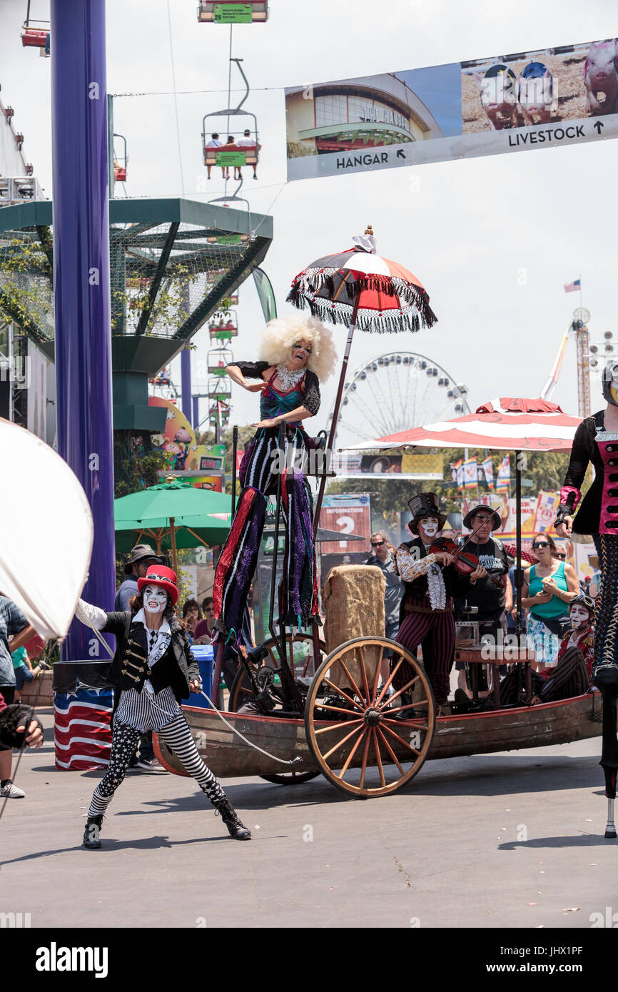 Costa Mesa, CA, USA - Le 14 juillet 2017 : artiste de cirque théâtral Megan Fontaine, partie de mangues et de Dango, effectue avec Chevaliers Dragons steampunk stilt wa Banque D'Images