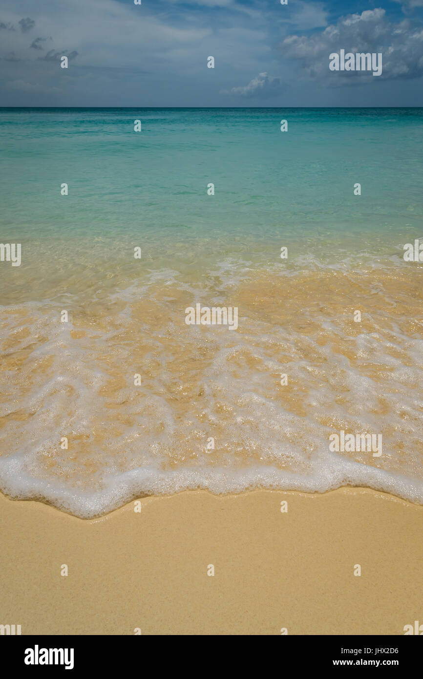 Des vagues sur la plage à Grand Cayman. Banque D'Images