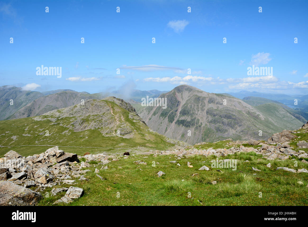 Grand Gable et Lingmell comme vu près du sommet de Scafell Pike dans le Lake District Cumbria England Banque D'Images