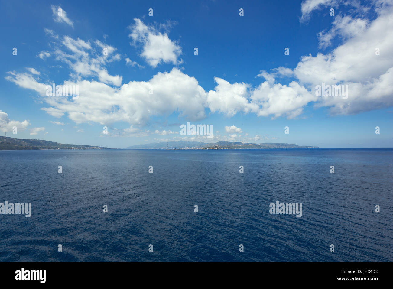 Les nuages se dirigeant vers le détroit de Messine avec le continent sur la gauche et sur la droite de la Sicile Banque D'Images