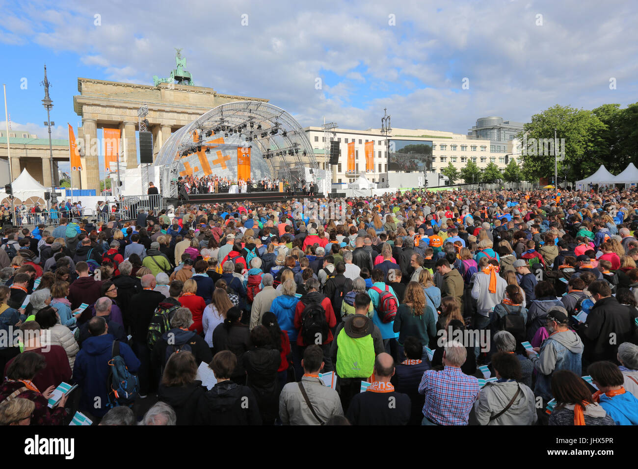 Berlin, 24 mai 2017 : Ouverture de la 36e Congrès 2017 de l'Eglise protestante allemande devant la porte de Brandebourg à Berlin, Allemagne Banque D'Images