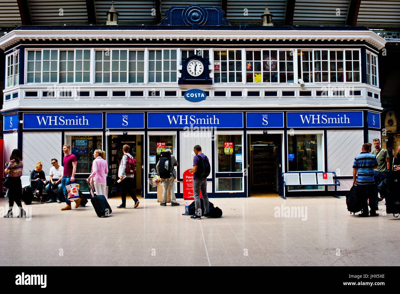 W H Smith magasin à la gare de York Banque D'Images
