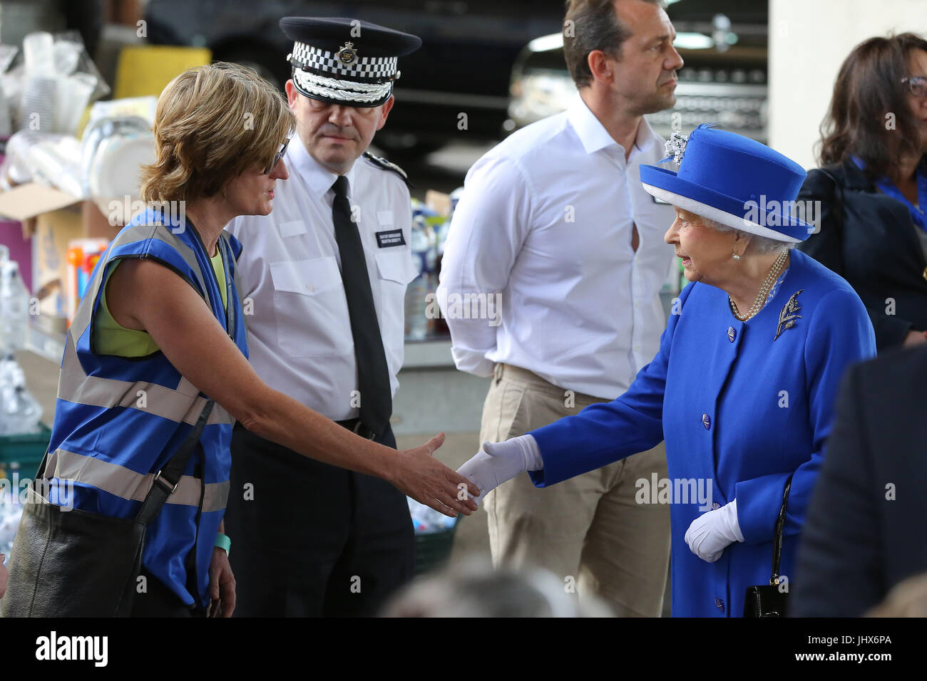 La reine Elizabeth II et le Prince William, duc de Cambridge lors d'une visite au Centre sportif de Westway qui fournit un abri temporaire pour ceux qui sont sans abri dans la tour de Grenfell, en cas de catastrophe dans l'ouest de Londres d'après les rapports, 30 personnes ont été confirmées décédées avec beaucoup manquent encore. En vedette : la reine Elizabeth II Où : London, Royaume-Uni Quand : 16 Juin 2017 : Crédit/WENN.com Dinendra Haria Banque D'Images