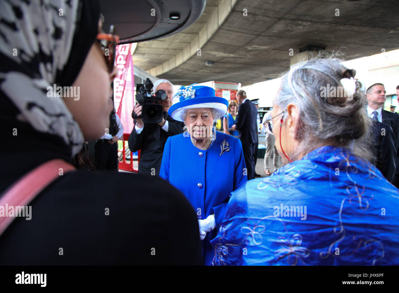 La reine Elizabeth II et le Prince William, duc de Cambridge lors d'une visite au Centre sportif de Westway qui fournit un abri temporaire pour ceux qui sont sans abri dans la tour de Grenfell, en cas de catastrophe dans l'ouest de Londres d'après les rapports, 30 personnes ont été confirmées décédées avec beaucoup manquent encore. En vedette : la reine Elizabeth II Où : London, Royaume-Uni Quand : 16 Juin 2017 : Crédit/WENN.com Dinendra Haria Banque D'Images