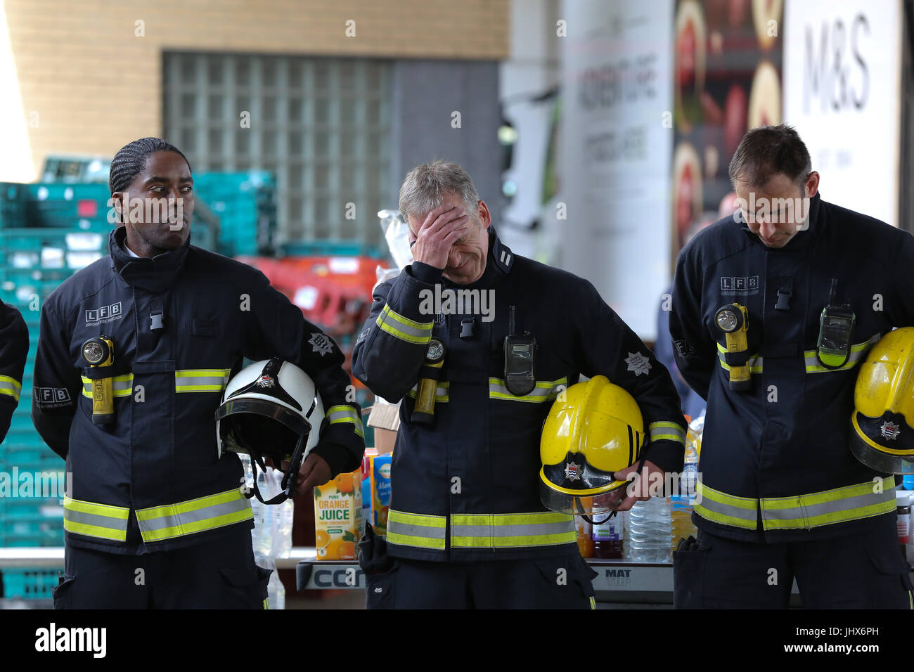 La reine Elizabeth II et le Prince William, duc de Cambridge lors d'une visite au Centre sportif de Westway qui fournit un abri temporaire pour ceux qui sont sans abri dans la tour de Grenfell, en cas de catastrophe dans l'ouest de Londres d'après les rapports, 30 personnes ont été confirmées décédées avec beaucoup manquent encore. Doté d''atmosphère : où : London, Royaume-Uni Quand : 16 Juin 2017 : Crédit/WENN.com Dinendra Haria Banque D'Images