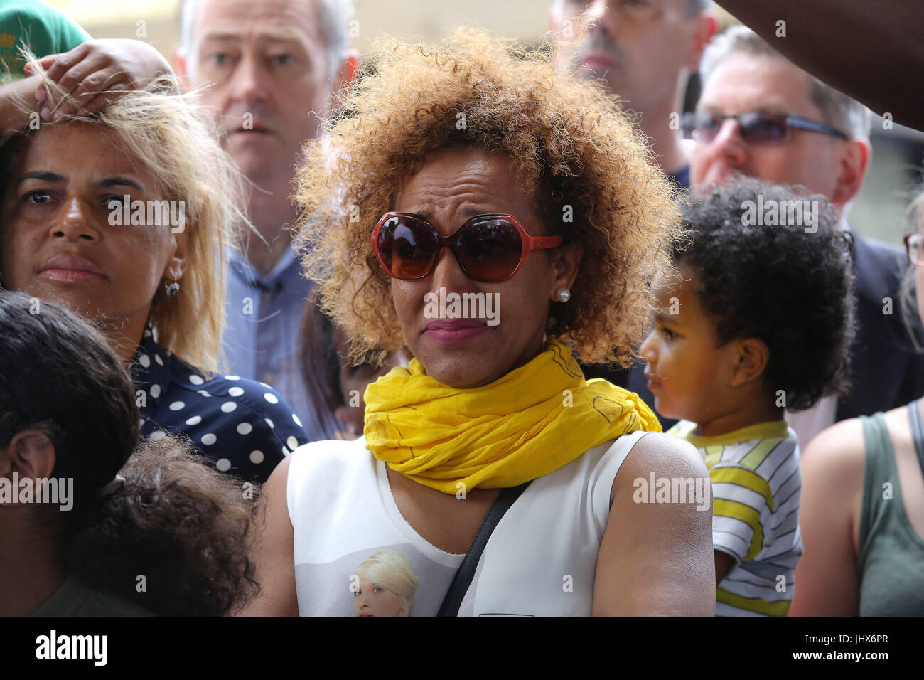 La reine Elizabeth II et le Prince William, duc de Cambridge lors d'une visite au Centre sportif de Westway qui fournit un abri temporaire pour ceux qui sont sans abri dans la tour de Grenfell, en cas de catastrophe dans l'ouest de Londres d'après les rapports, 30 personnes ont été confirmées décédées avec beaucoup manquent encore. Doté d''atmosphère : où : London, Royaume-Uni Quand : 16 Juin 2017 : Crédit/WENN.com Dinendra Haria Banque D'Images