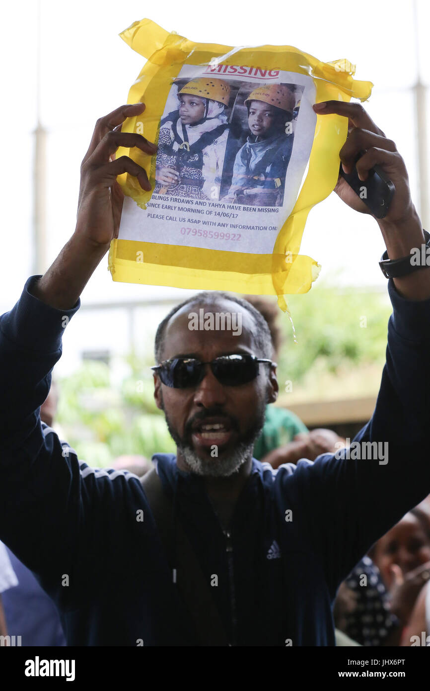 La reine Elizabeth II et le Prince William, duc de Cambridge lors d'une visite au Centre sportif de Westway qui fournit un abri temporaire pour ceux qui sont sans abri dans la tour de Grenfell, en cas de catastrophe dans l'ouest de Londres d'après les rapports, 30 personnes ont été confirmées décédées avec beaucoup manquent encore. Doté d''atmosphère : où : London, Royaume-Uni Quand : 16 Juin 2017 : Crédit/WENN.com Dinendra Haria Banque D'Images