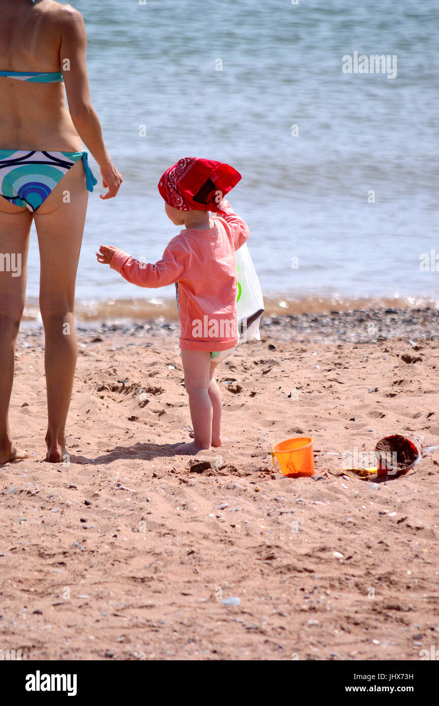 Petite fille en bikini plage Banque de photographies et d'images à haute  résolution - Alamy
