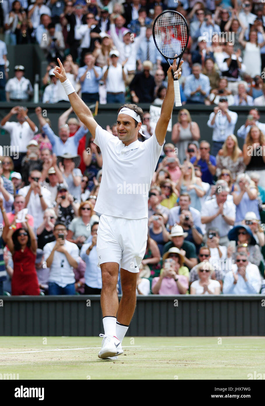 Londres, Royaume-Uni. 16 juillet, 2017. La Suisse de Roger Federer célèbre après avoir remporté le match final du tournoi avec Marin Cilic de Croatie au Wimbledon Championships 2017 à Wimbledon, Londres, Angleterre le 16 juillet 2017. Credit : Han Yan/Xinhua/Alamy Live News Banque D'Images