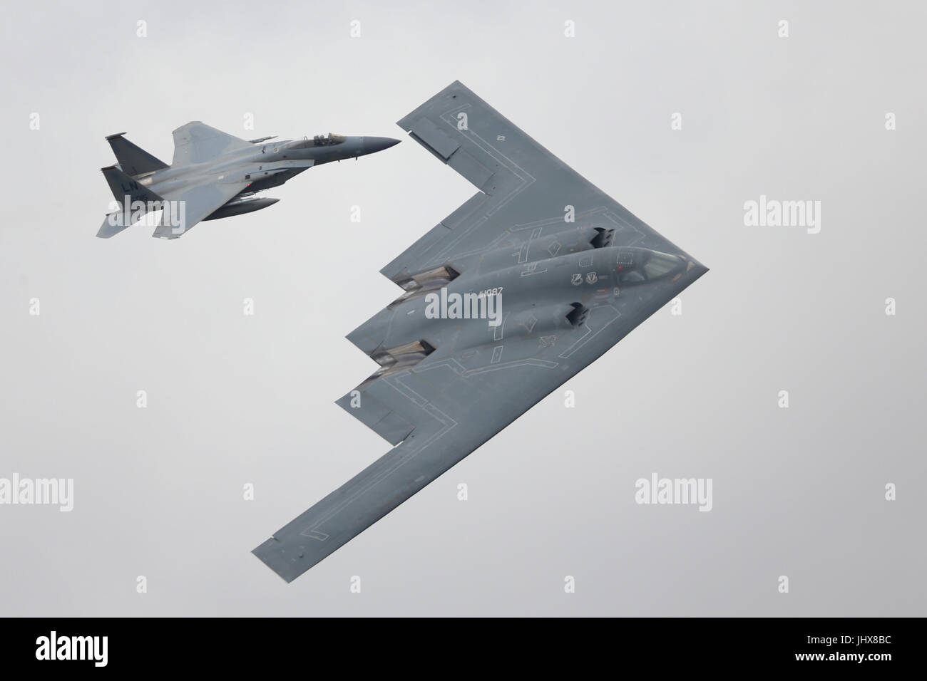 RAF Fairford, UK. 16 juillet, 2017. Visiteurs regardé des avions civils et militaires en tenant vers le ciel dans l'un des plus spectaculaires affiche cette année au RIAT Air Show. Défilé de la Rockwell B2 bombardier furtif avec un Lockheed Martin F22 Raptor pour marquer le 70e anniversaire de l'US Air Force. Credit : Uwe Deffner/Alamy Live News Banque D'Images