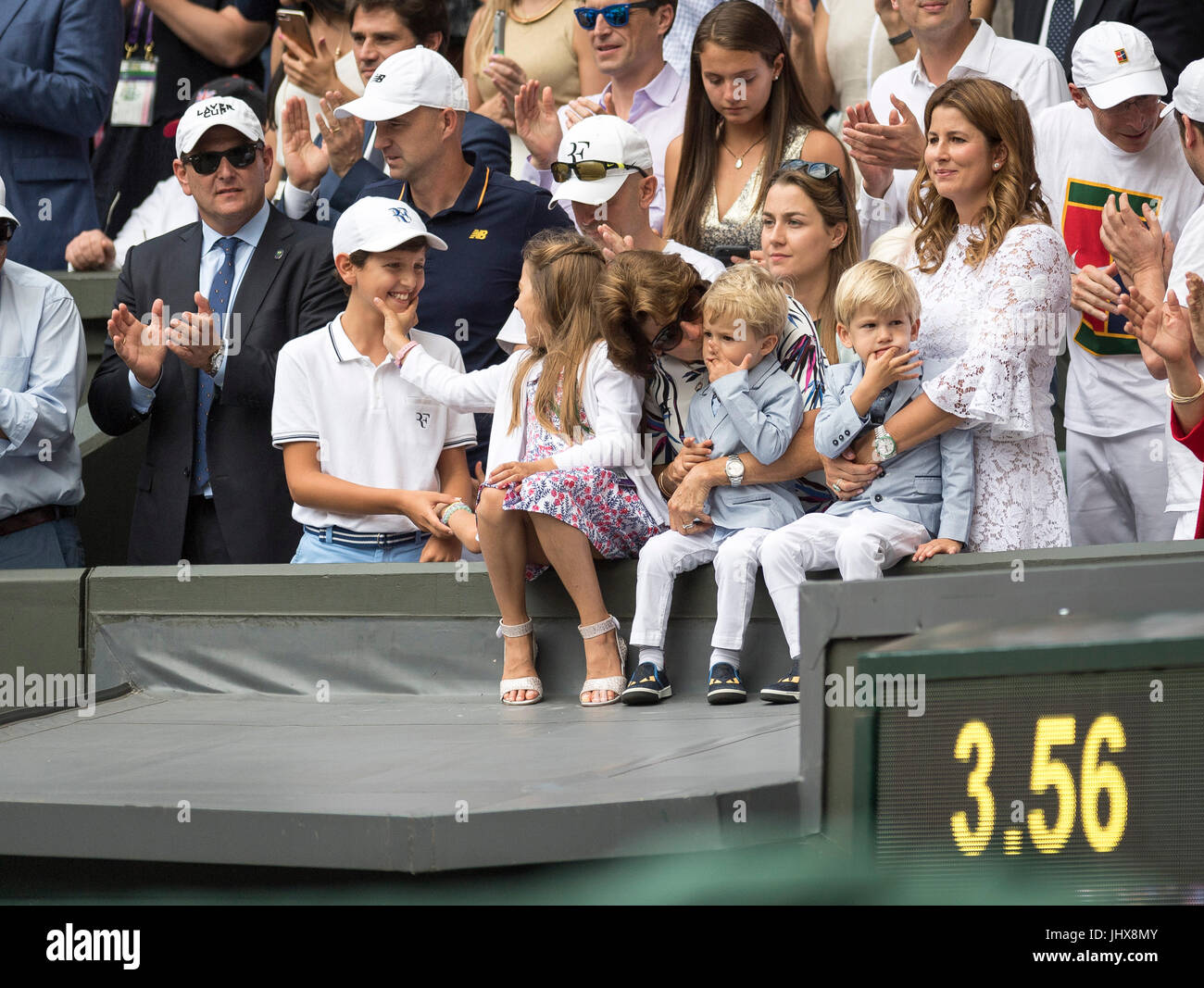 Wimbledon, Londres, Royaume-Uni. 16 juillet, 2017. Le Wimbledon Tennis Championships 2017 tenue à l'All England Lawn Tennis et croquet Club, Londres, Angleterre, Royaume-Uni. Le simple messieurs - FINALE Roger Federer (SUI) [3] v Marin Cilic (CRO) [7] sur le Court central. Remise d'un trophée. Entourage Rogers y compris sa femme Mirka et les enfants regardez la présentation du fort des joueurs. Credit : Duncan Grove/Alamy Live News Banque D'Images