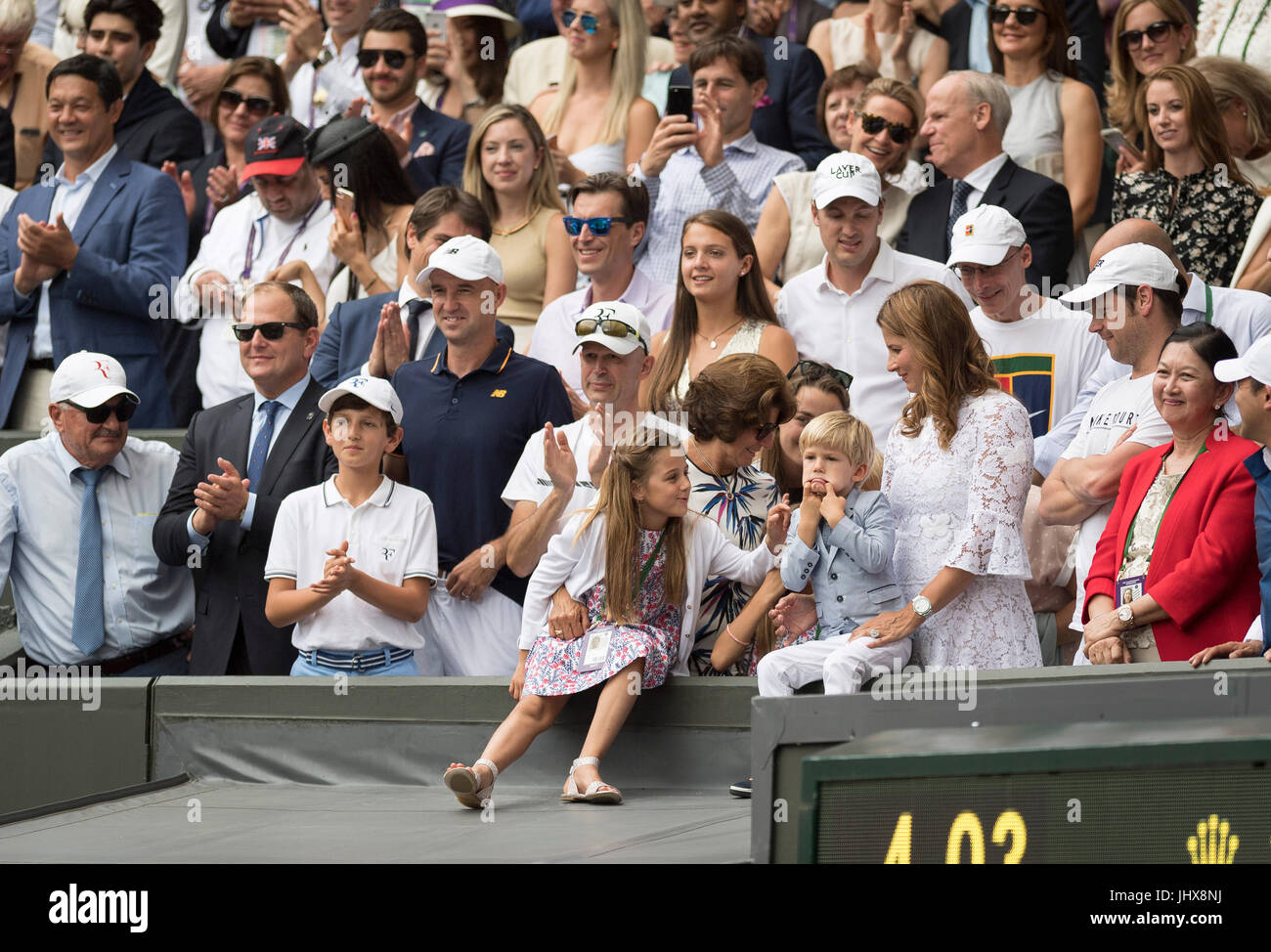 Wimbledon, Londres, Royaume-Uni. 16 juillet, 2017. Le Wimbledon Tennis Championships 2017 tenue à l'All England Lawn Tennis et croquet Club, Londres, Angleterre, Royaume-Uni. Le simple messieurs - FINALE Roger Federer (SUI) [3] v Marin Cilic (CRO) [7] sur le Court central. Remise d'un trophée. Entourage Rogers y compris sa femme Mirka et les enfants regardez la présentation du fort des joueurs. Credit : Duncan Grove/Alamy Live News Banque D'Images