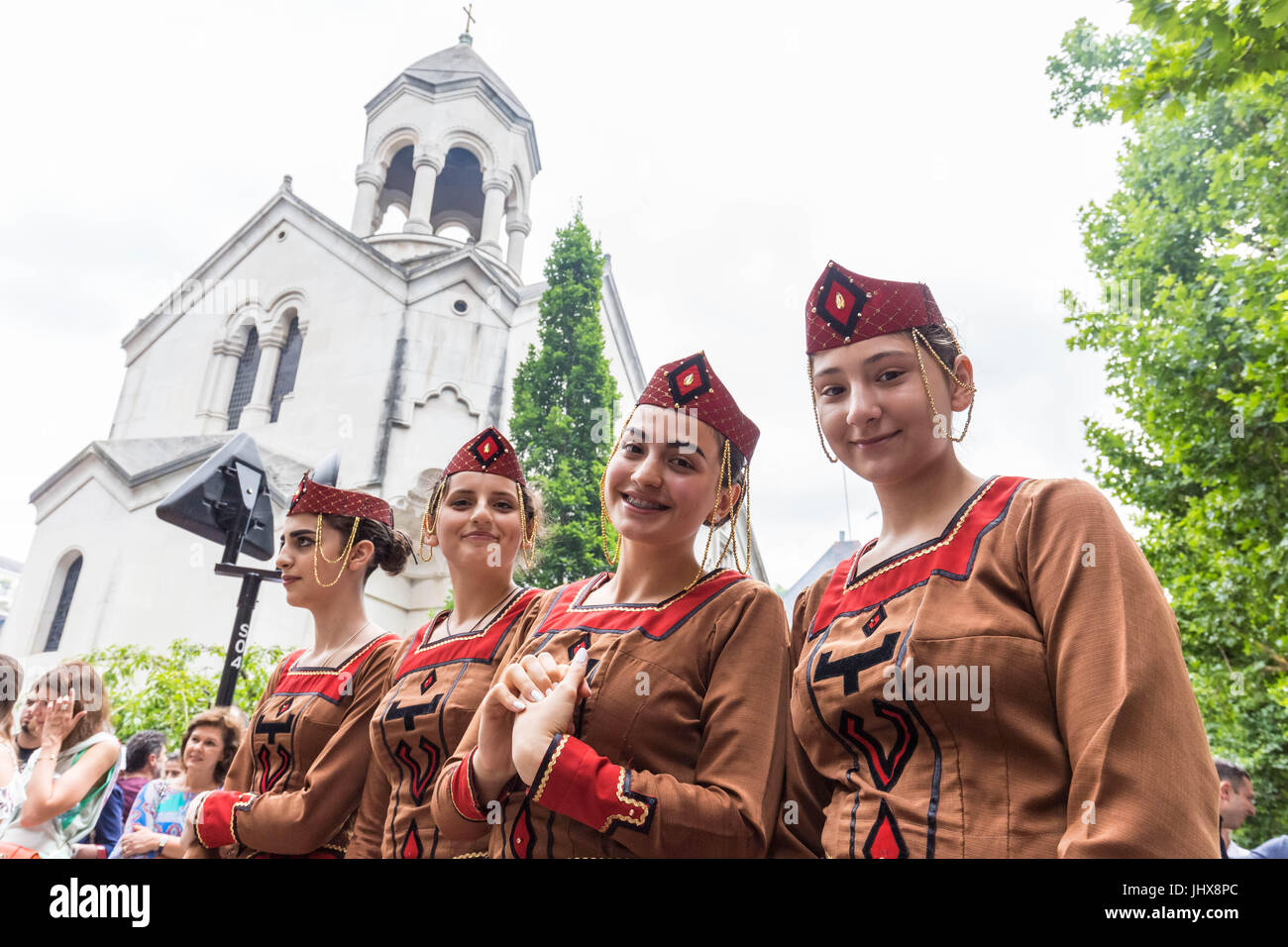 Londres, Royaume-Uni. 16 juillet, 2017. Les interprètes dansent lors du 7e Festival de Rue d'Arménie. © Guy Josse/Alamy Live News Banque D'Images