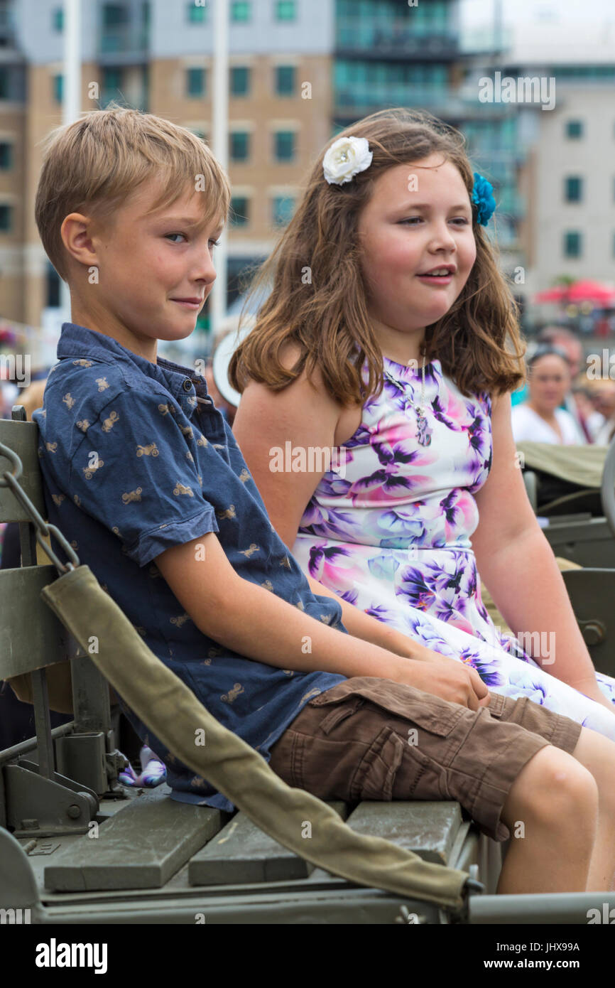 Poole va Vintage, Poole, Dorset, UK. 16 juillet 2017. Poole va Vintage événement a lieu sur le quai - les enfants de profiter de l'événement sur Poole Quay. Credit : Carolyn Jenkins/Alamy Live News Banque D'Images