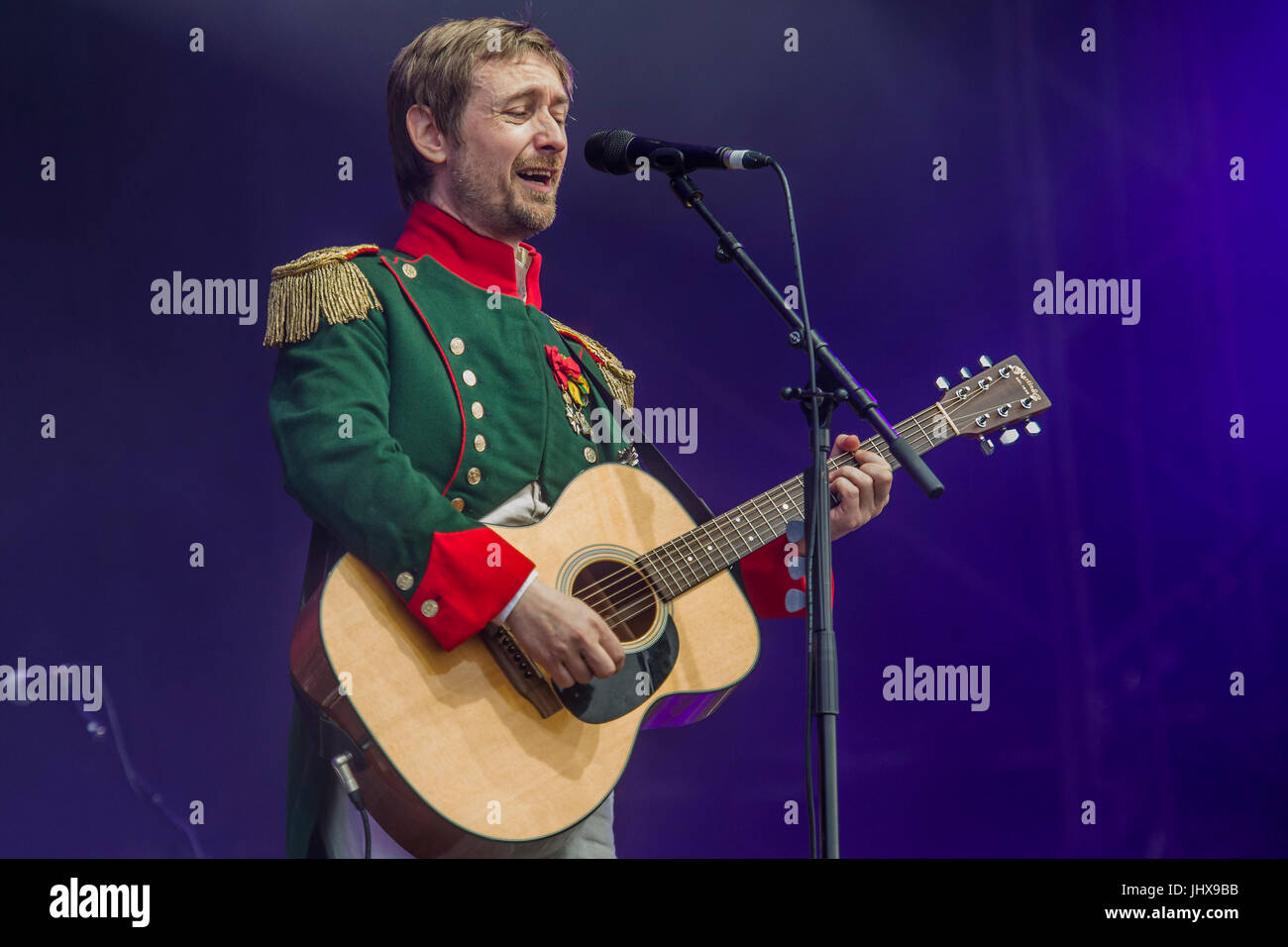 Latitude Festival, Royaume-Uni 16 Juillet 2017 La Divine Comédie dirigée par Neil Hannon (Napoléon outfit) jouer l'Obélisque étape - 2017 - La Latitude Festival, Henham Park. Suffolk 16 Juillet 2017 Crédit : Guy Bell/Alamy Live News Banque D'Images