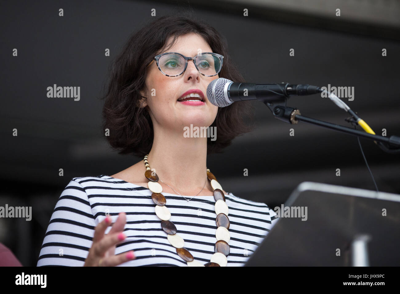 Londres, Royaume-Uni. 16 juillet, 2017. Layla Moran, Libéral démocrate MP d'Oxford à l'Ouest et d'Abingdon, adresses militants contre les coupures au financement de l'éducation et de leur famille dans la place du Parlement dans le cadre d'une protestation contre les coupures du carnaval organisé par le financement équitable pour toutes les écoles. Credit : Mark Kerrison/Alamy Live News Banque D'Images