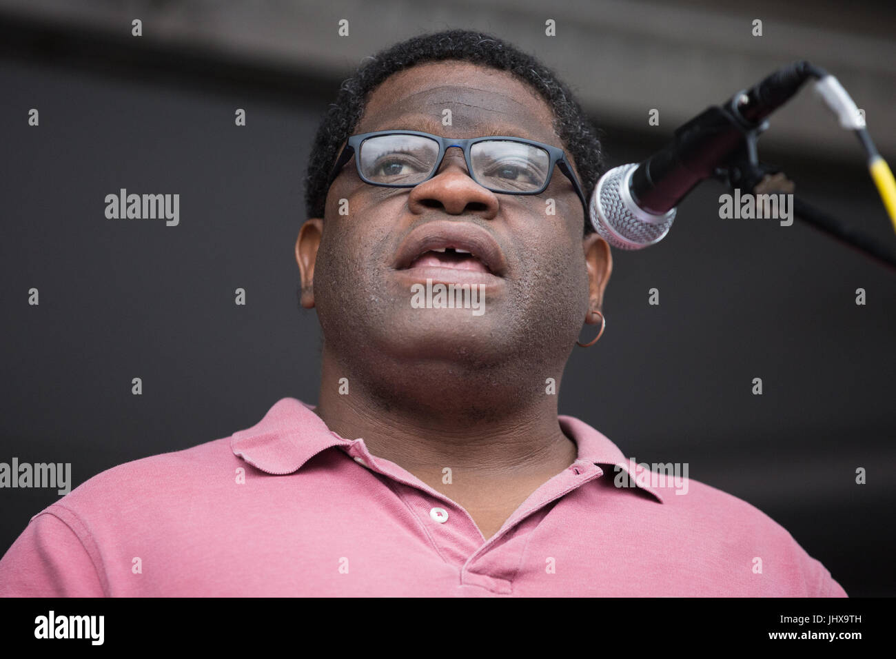 Londres, Royaume-Uni. 16 juillet, 2017. Gary Younge, journaliste, auteur et communicateur, adresses militants contre les coupures au financement de l'éducation et de leur famille dans la place du Parlement dans le cadre d'une protestation contre les coupures du carnaval organisé par le financement équitable pour toutes les écoles. Credit : Mark Kerrison/Alamy Live News Banque D'Images