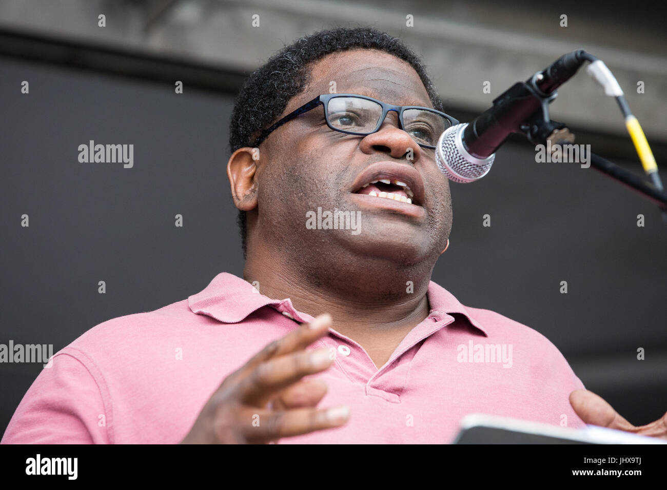 Londres, Royaume-Uni. 16 juillet, 2017. Gary Younge, journaliste, auteur et communicateur, adresses militants contre les coupures au financement de l'éducation et de leur famille dans la place du Parlement dans le cadre d'une protestation contre les coupures du carnaval organisé par le financement équitable pour toutes les écoles. Credit : Mark Kerrison/Alamy Live News Banque D'Images