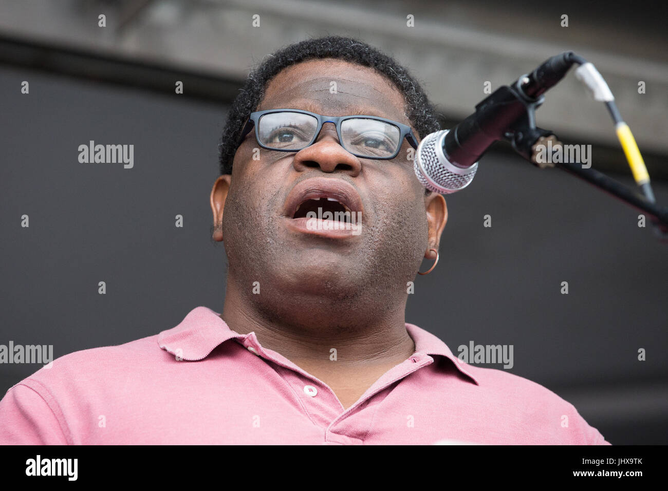 Londres, Royaume-Uni. 16 juillet, 2017. Gary Younge, journaliste, auteur et communicateur, adresses militants contre les coupures au financement de l'éducation et de leur famille dans la place du Parlement dans le cadre d'une protestation contre les coupures du carnaval organisé par le financement équitable pour toutes les écoles. Credit : Mark Kerrison/Alamy Live News Banque D'Images