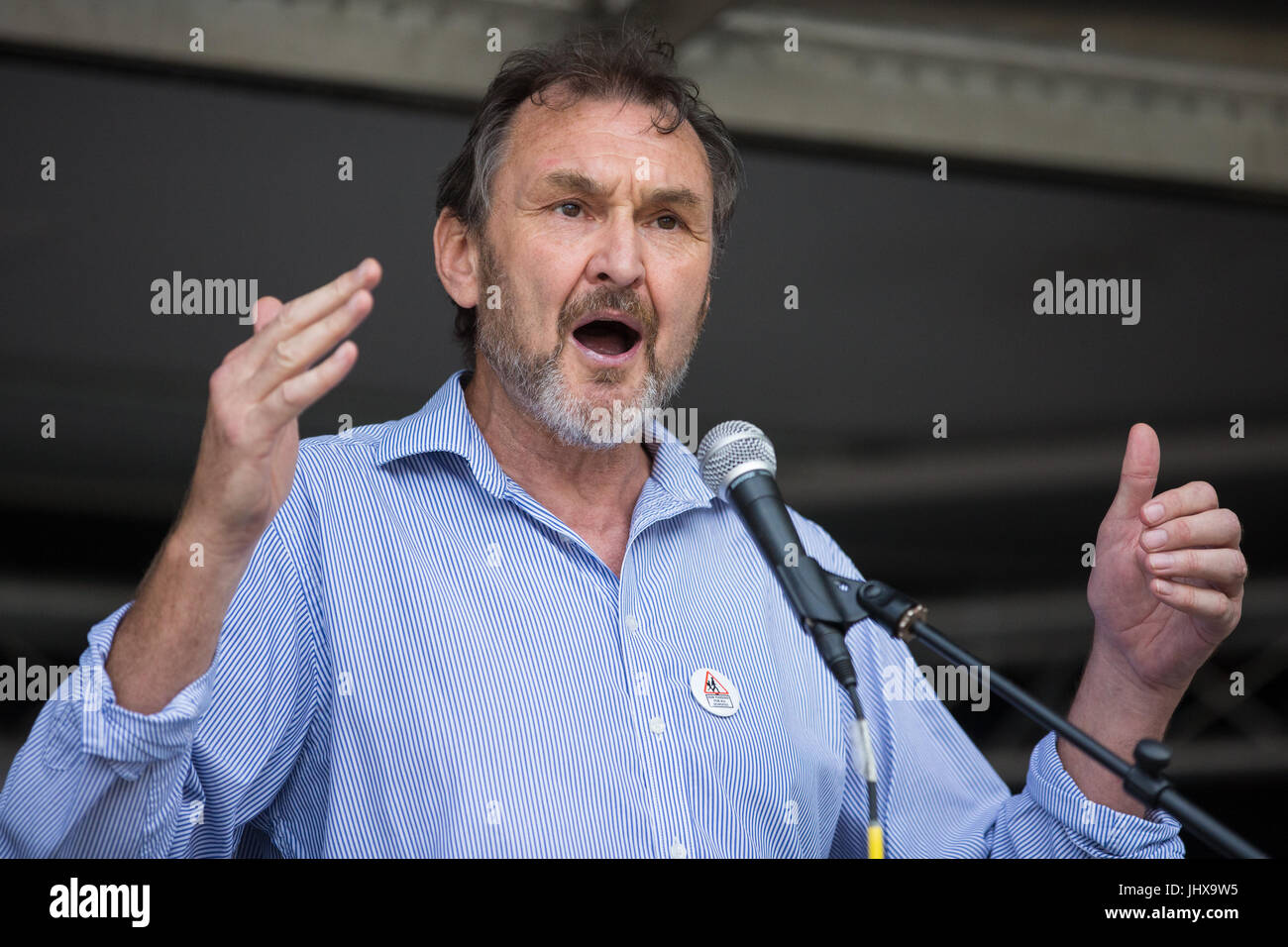 Londres, Royaume-Uni. 16 juillet, 2017. Kevin Courtney, Secrétaire général de la National Union of Teachers (NUT), adresses militants contre les coupures au financement de l'éducation et de leur famille dans la place du Parlement dans le cadre d'une protestation contre les coupures du carnaval organisé par le financement équitable pour toutes les écoles. Credit : Mark Kerrison/Alamy Live News Banque D'Images