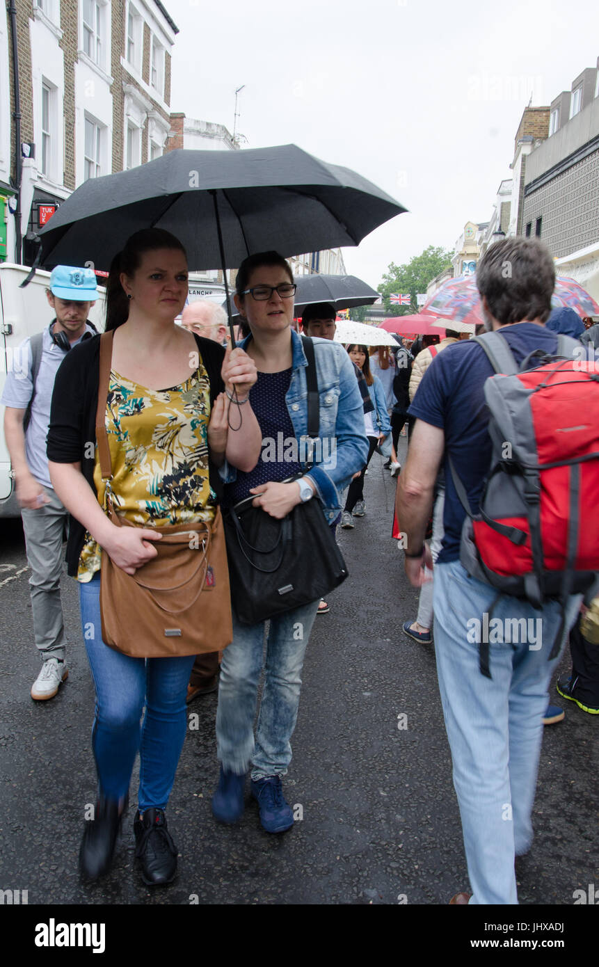 Londres, Royaume-Uni. 15 juillet, 2017. Météo France : nuages gris et passant douches dans Portobello Road, Londres. Matthieu Ashmore/Alamy Live News Banque D'Images