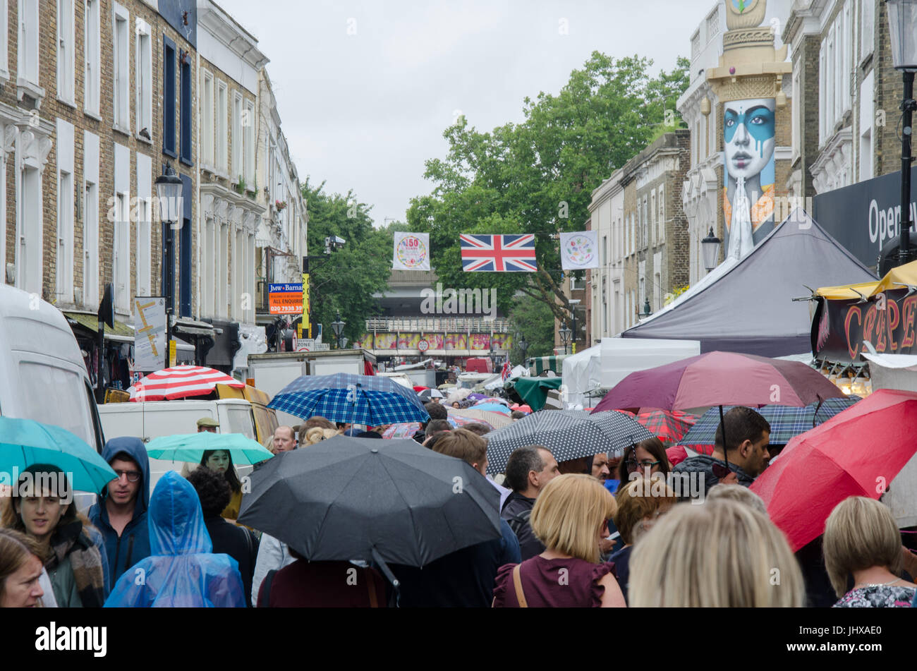 Londres, Royaume-Uni. 15 juillet, 2017. Météo France : nuages gris et passant douches dans Portobello Road, Londres. Matthieu Ashmore/Alamy Live News Banque D'Images