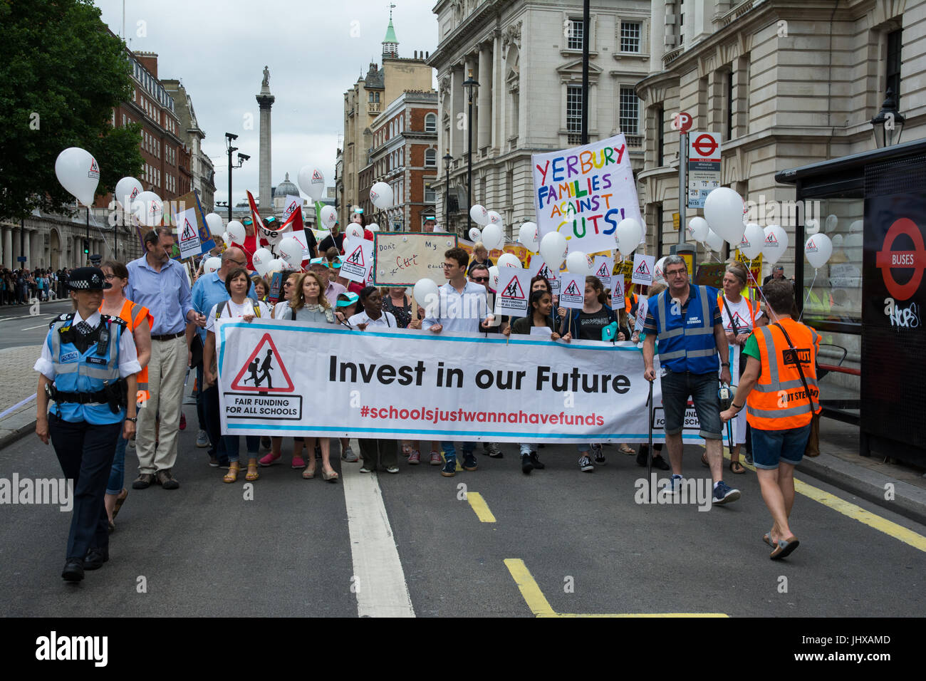 Londres, Royaume-Uni, 16 juillet 2017. Carnival contre les coupures organisées par un financement équitable pour toutes les écoles. Les manifestants contre les coupes dans le financement de l'école a formé jusqu'à Westminster, jardins, ont défilé le long de Whitehall passé Downing Street à la place du Parlement. Crédit : Steve Bell/Alamy Live News Banque D'Images