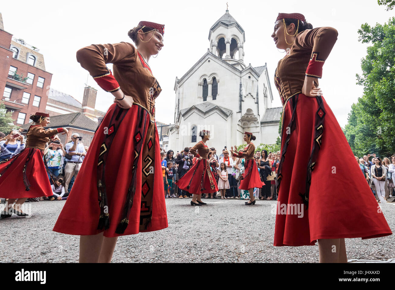 Londres, Royaume-Uni. 16 juillet, 2017. Les interprètes dansent lors du 7e Festival de Rue d'Arménie. © Guy Josse/Alamy Live News Banque D'Images