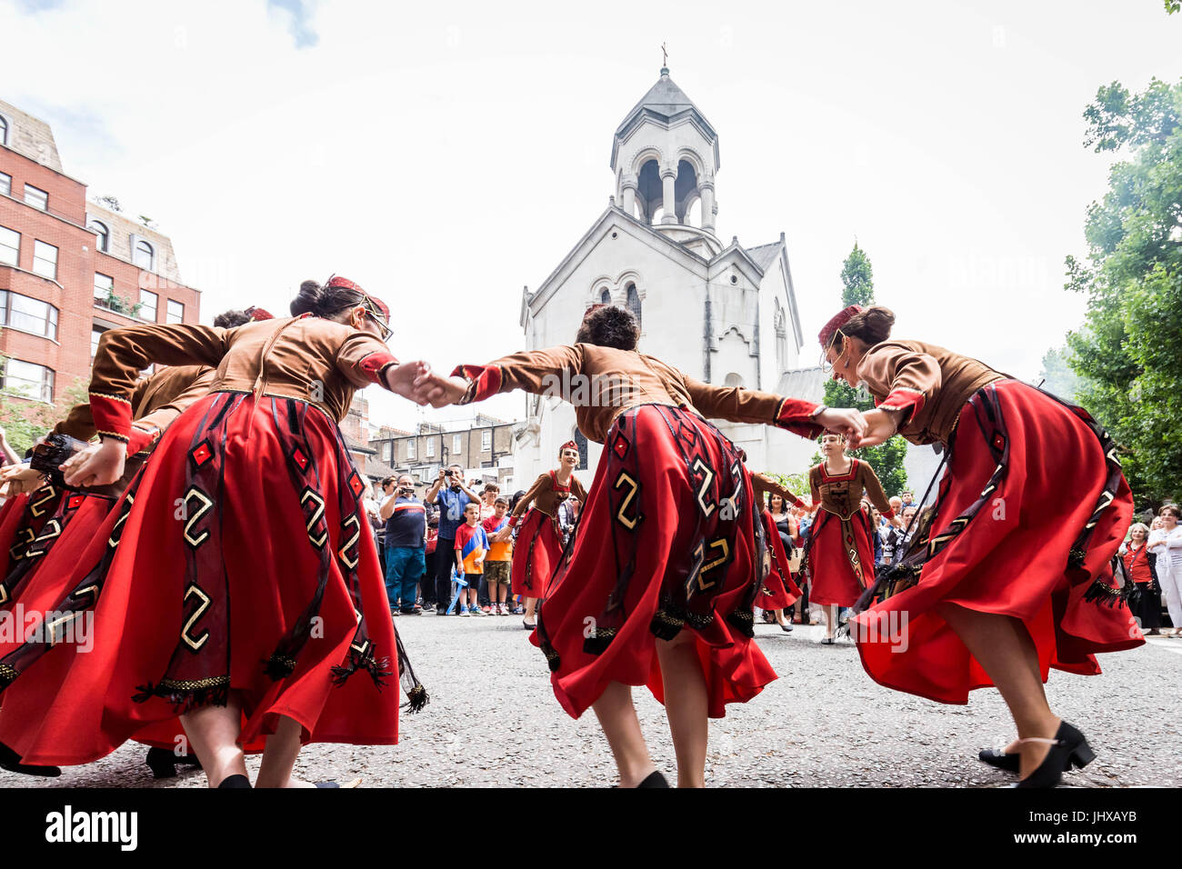 Londres, Royaume-Uni. 16 juillet, 2017. Les interprètes dansent lors du 7e Festival de Rue d'Arménie. © Guy Josse/Alamy Live News Banque D'Images