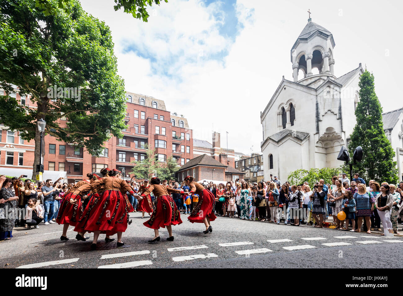 Londres, Royaume-Uni. 16 juillet, 2017. Les interprètes dansent lors du 7e Festival de Rue d'Arménie. © Guy Josse/Alamy Live News Banque D'Images