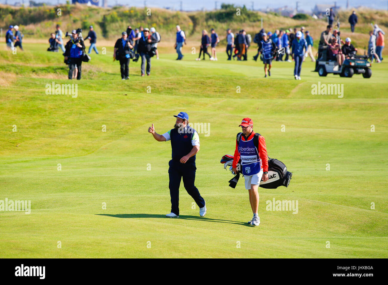 Irvine, Ayrshire, Scotland, UK. 16 juillet, 2017. Le dernier jour de la Aberdeen Asset management Scottish Open Golf Championship a fourni une grande partie du théâtre et lecture à partir d'un passionnant domaine international de joueurs en compétition pour le trophée et prix en argent. Le concours a été joué plus de liens Dundonald, près d'Irvine Ayrshire en Écosse dans le chaud soleil d'été et a conclu avec une victoire spectaculaire pour RAFA CABRERA BELLO forme Espagne Credit : Findlay/Alamy Live News Banque D'Images
