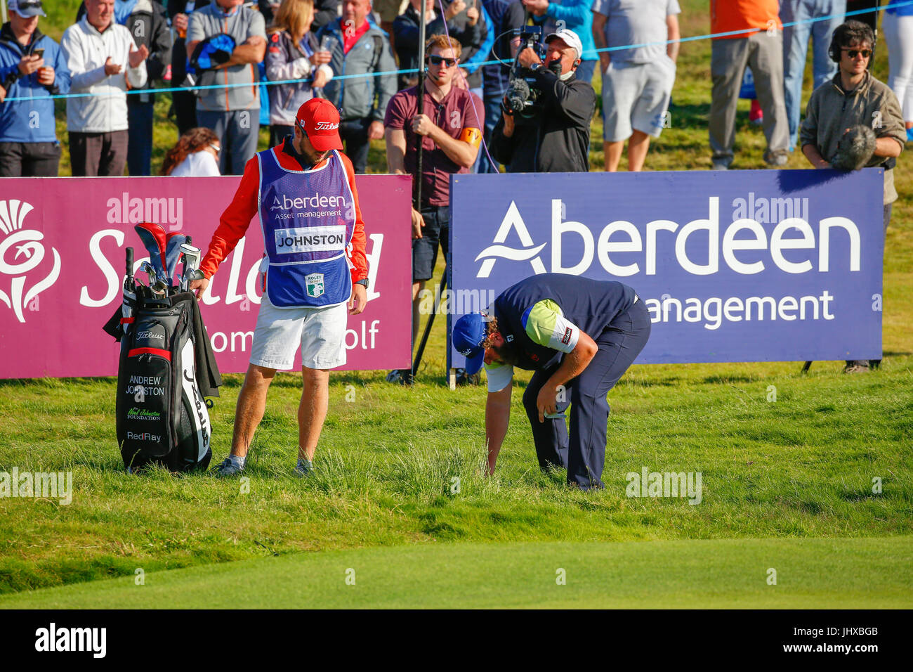 Irvine, Ayrshire, Scotland, UK. 16 juillet, 2017. Le dernier jour de la Aberdeen Asset management Scottish Open Golf Championship a fourni une grande partie du théâtre et lecture à partir d'un passionnant domaine international de joueurs en compétition pour le trophée et prix en argent. Le concours a été joué plus de liens Dundonald, près d'Irvine Ayrshire en Écosse dans le chaud soleil d'été et a conclu avec une victoire spectaculaire pour RAFA CABRERA BELLO forme Espagne Credit : Findlay/Alamy Live News Banque D'Images