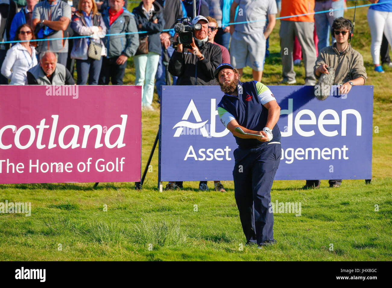Irvine, Ayrshire, Scotland, UK. 16 juillet, 2017. Le dernier jour de la Aberdeen Asset management Scottish Open Golf Championship a fourni une grande partie du théâtre et lecture à partir d'un passionnant domaine international de joueurs en compétition pour le trophée et prix en argent. Le concours a été joué plus de liens Dundonald, près d'Irvine Ayrshire en Écosse dans le chaud soleil d'été et a conclu avec une victoire spectaculaire pour RAFA CABRERA BELLO forme Espagne Credit : Findlay/Alamy Live News Banque D'Images