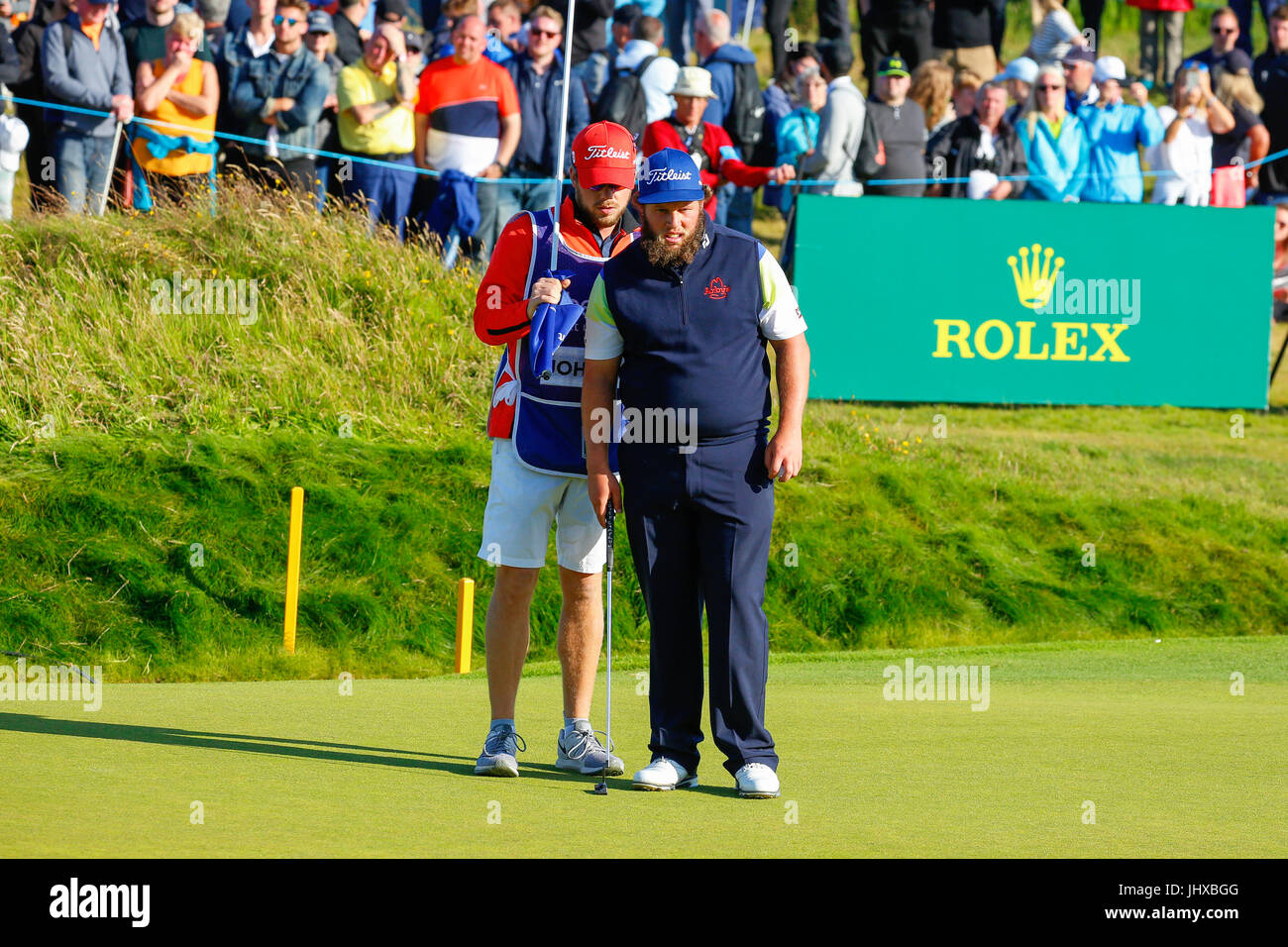 Irvine, Ayrshire, Scotland, UK. 16 juillet, 2017. Le dernier jour de la Aberdeen Asset management Scottish Open Golf Championship a fourni une grande partie du théâtre et lecture à partir d'un passionnant domaine international de joueurs en compétition pour le trophée et prix en argent. Le concours a été joué plus de liens Dundonald, près d'Irvine Ayrshire en Écosse dans le chaud soleil d'été et a conclu avec une victoire spectaculaire pour RAFA CABRERA BELLO forme Espagne Credit : Findlay/Alamy Live News Banque D'Images