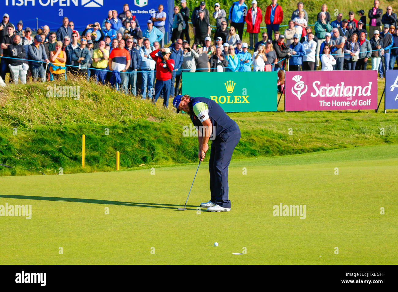Irvine, Ayrshire, Scotland, UK. 16 juillet, 2017. Le dernier jour de la Aberdeen Asset management Scottish Open Golf Championship a fourni une grande partie du théâtre et lecture à partir d'un passionnant domaine international de joueurs en compétition pour le trophée et prix en argent. Le concours a été joué plus de liens Dundonald, près d'Irvine Ayrshire en Écosse dans le chaud soleil d'été et a conclu avec une victoire spectaculaire pour RAFA CABRERA BELLO forme Espagne Credit : Findlay/Alamy Live News Banque D'Images