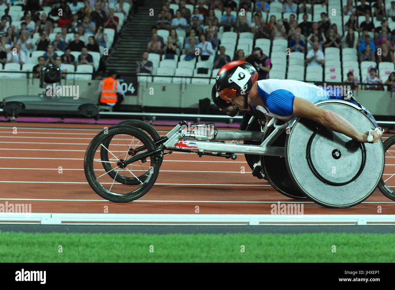 Londres, Royaume-Uni. 16 juillet, 2017. Richard Chiassaro (GBR) dans le peloton de tête dans les premiers stades de la Men's 1500 m T54 au final le monde Para athlétisme championnats dans le stade de Londres, Queen Elizabeth Olympic Park. L'athlète de droite est Brent Lakatos (CAN). La course a été remportée par Marcel Hug (SUI) en 3 min 4,33 s. S Chiassaro huitième avec un temps de 3min 6.24s. Crédit : Michael Preston/Alamy Live News Banque D'Images