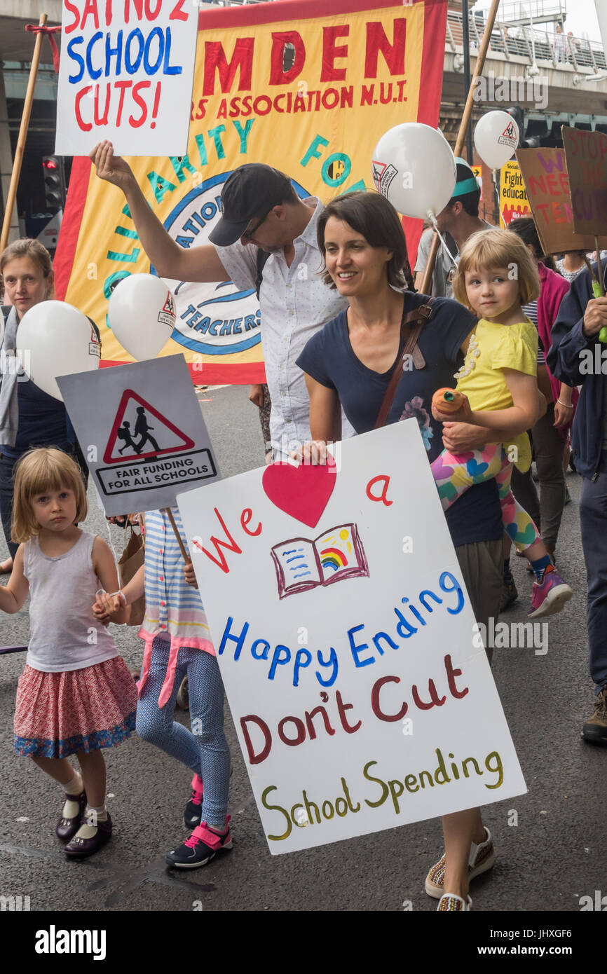 Londres, Royaume-Uni. 16 juillet 2017. Des centaines de parents, enfants, enseignants et autres à partir de mars jusqu'à Embankment Whitehall Place du Parlement avec des affiches, des pancartes, des banderoles et des ballons dans une protestation contre les coupures dans le financement de l'école. L 'Carnival contre les coupures" a été organisée par les parents dans le financement équitable pour toutes les écoles de campagne et soutenu par l'écrou. arly dans l'ec intérieure Crédit : Peter Marshall/Alamy Live News Banque D'Images