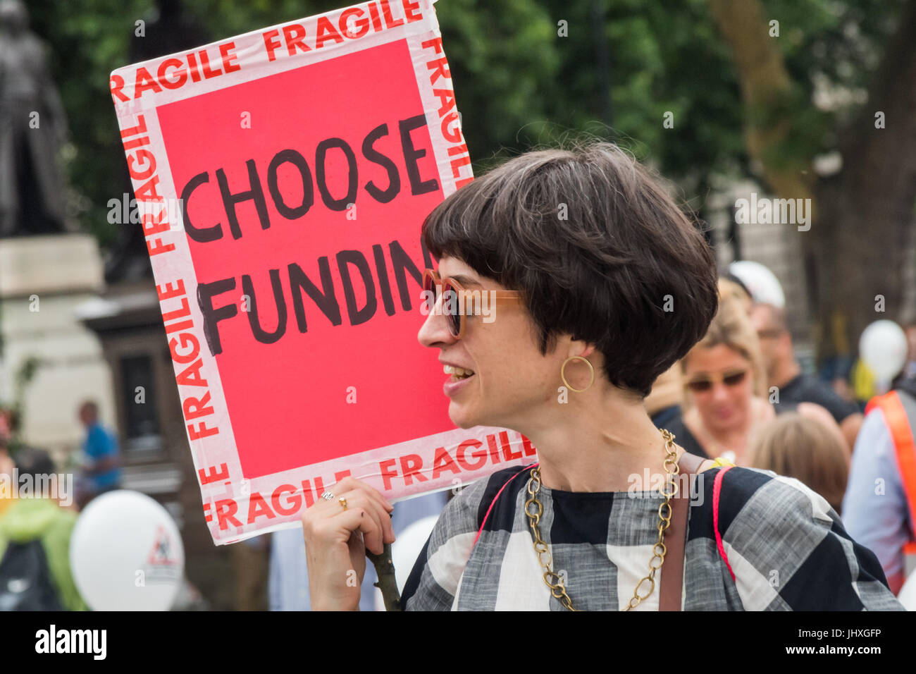 Londres, Royaume-Uni. 16 juillet 2017. Une femme est titulaire d'un poster au rassemblement à la place du Parlement après des centaines de parents, enfants, enseignants et autres personnes ont marché de l'Embankment Whitehall à la place du Parlement dans une protestation contre les coupures dans le financement de l'école. L 'Carnival contre les coupures" a été organisée par les parents dans le financement équitable pour toutes les écoles de campagne et soutenu par l'écrou. Crédit : Peter Marshall/Alamy Live News Banque D'Images